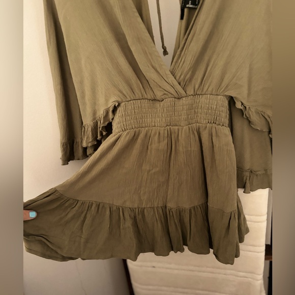 Deep V Flared sleeve romper - Picture 2 of 4